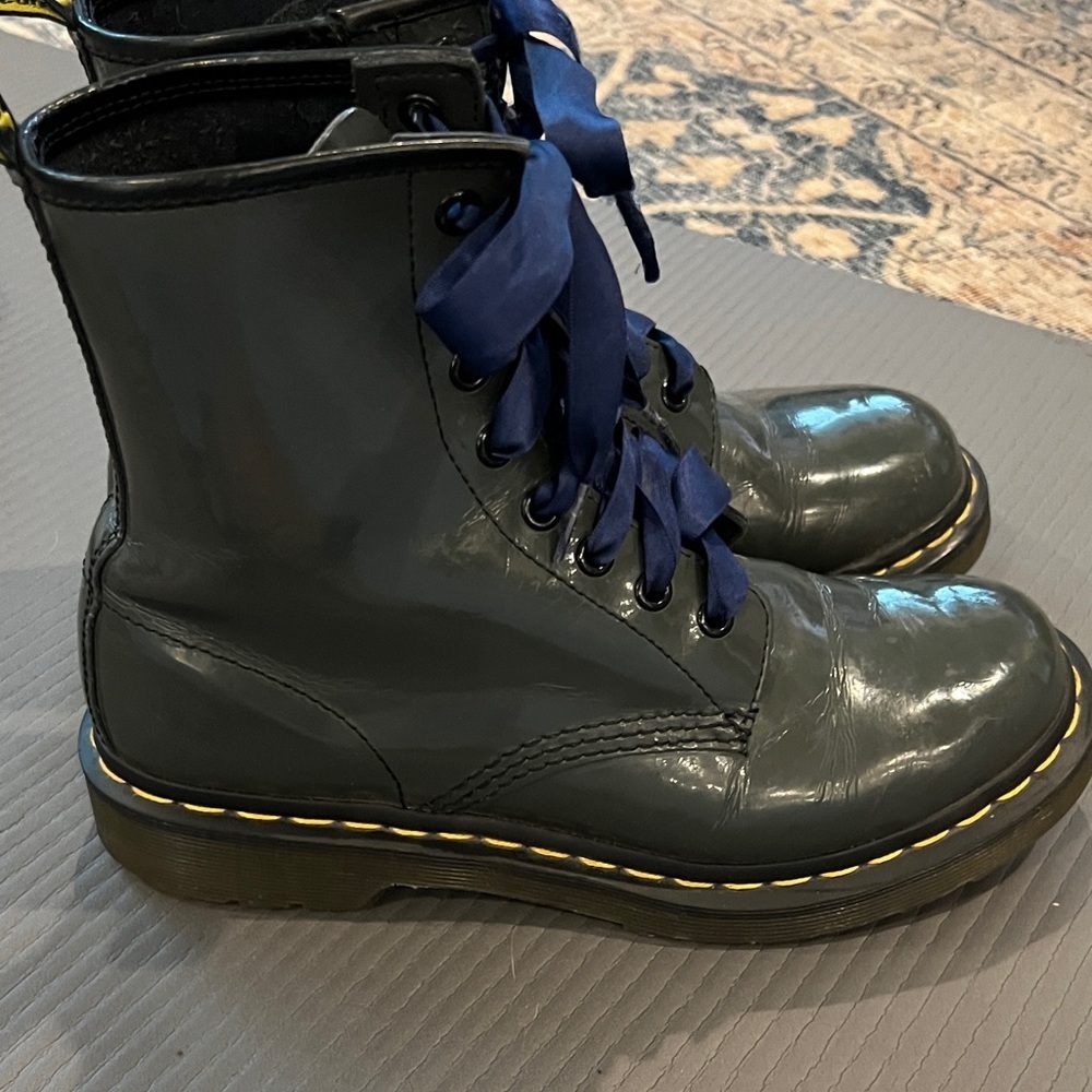 Dr. Martens Classic 1460 Boots in Mossy green with  Blue Laces size 7 - Picture 3 of 12